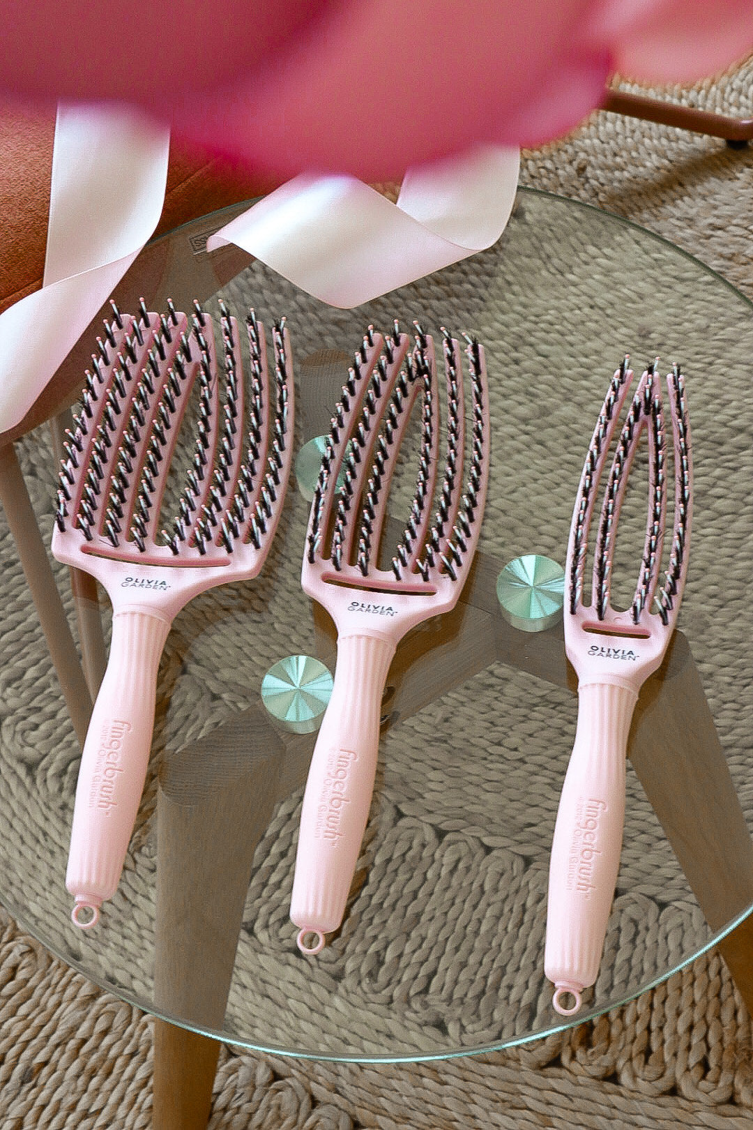 Olivia Garden Fingerbrush Boar &amp; Nylon Pastel Pink – Display Profesional cu 12 Perii pentru Descurcare Ușoară și Strălucire Naturală