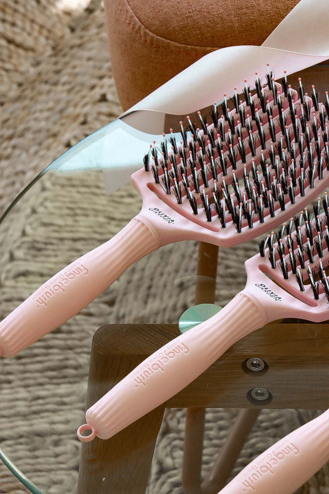 Olivia Garden Fingerbrush Boar &amp; Nylon Pastel Pink – Display Profesional cu 12 Perii pentru Descurcare Ușoară și Strălucire Naturală