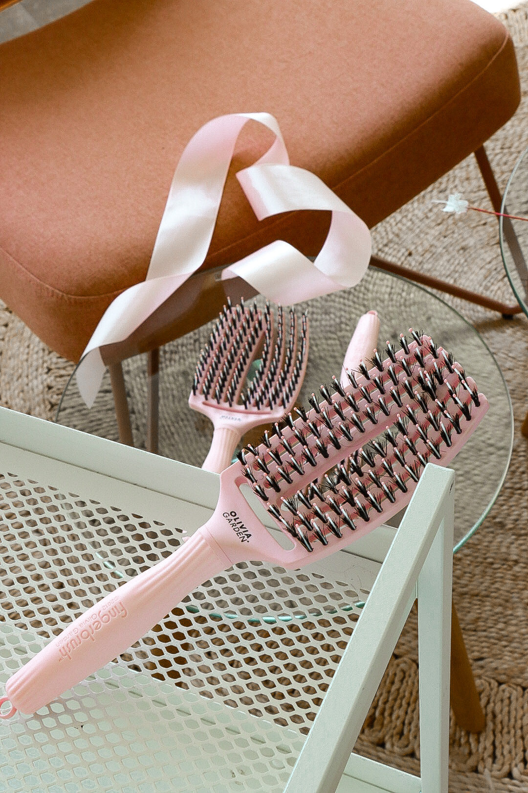 Olivia Garden Fingerbrush Boar &amp; Nylon Pastel Pink – Display Profesional cu 12 Perii pentru Descurcare Ușoară și Strălucire Naturală
