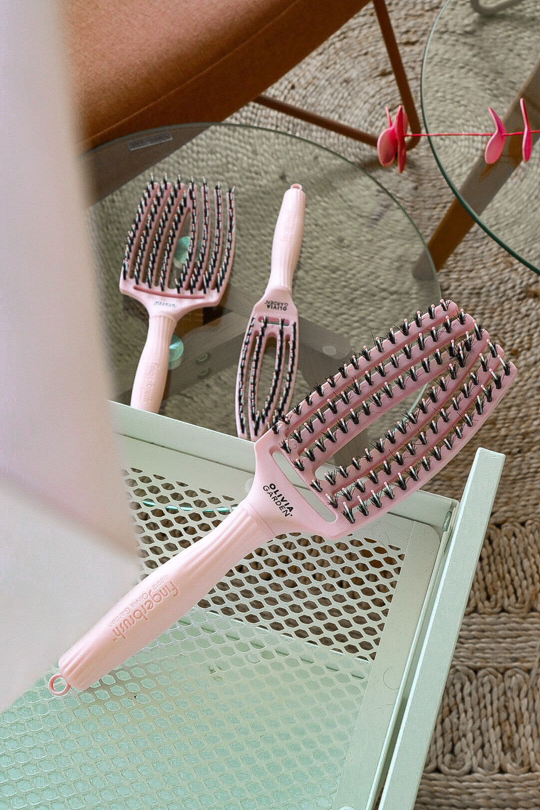 Olivia Garden Fingerbrush Boar &amp; Nylon Pastel Pink – Display Profesional cu 12 Perii pentru Descurcare Ușoară și Strălucire Naturală